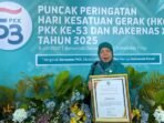 Aidawati menerima penghargaan tertinggi, Adhi Bhakti Utama dari Ketua Umum TP-PKK Pusat, Tri Tito Karnavian dalam peringatan Hari Kesatuan Gerak (HKG) ke-53 PKK yang digelar di Samarinda, Selasa (8/7/2025). Foto: BorneoFlash/Ist
