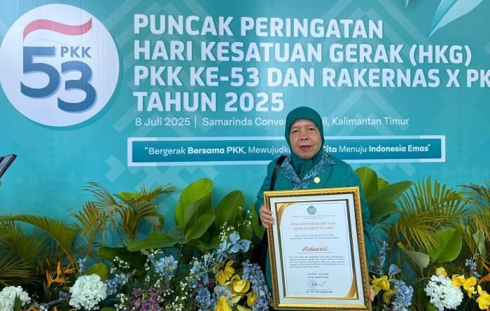 Aidawati menerima penghargaan tertinggi, Adhi Bhakti Utama dari Ketua Umum TP-PKK Pusat, Tri Tito Karnavian dalam peringatan Hari Kesatuan Gerak (HKG) ke-53 PKK yang digelar di Samarinda, Selasa (8/7/2025). Foto: BorneoFlash/Ist