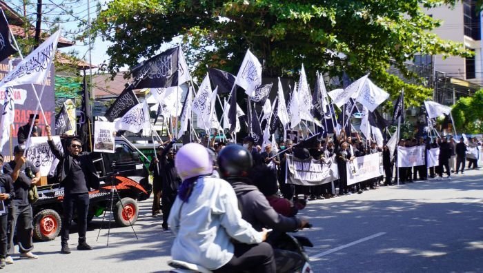 Aksi yang berlangsung Sejak pukul 07.00 WITA tepat di pertigaan Plaza Balikpapan damai dan tertib pada Ahad, 6 Juli 2025. Foto: BorneoFlash/Ard