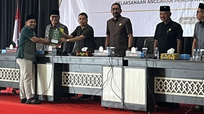 Anggota Fraksi PKB, Muhammad Hamid saat Serahkan Salinan pandangan umum terhadap Laporan Pertanggungjawaban Pelaksanaan APBD Kota Balikpapan Tahun Anggaran 2024 dalam rapat paripurna yang digelar di Gedung Parkir Klandasan, pada Senin (7/7/2025). Foto: BorneoFlash/Niken Sulastri