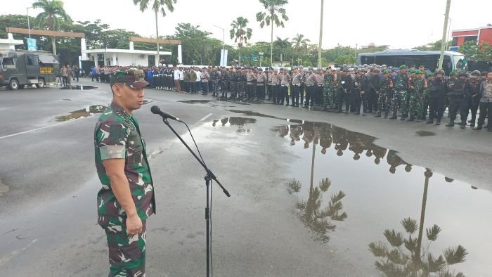 Apel gelar pasukan Pengamanan HUT ke-45 Dekranas di Lapangan Parkir VIP Room Bandara Internasional Sultan Aji Muhammad Sulaiman (SAMS) Sepinggan, pada Selasa pagi (8/7/2025). Foto: HO/Humas Polresta Balikpapan