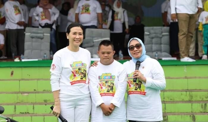 Menteri Pemberdayaan Perempuan dan Perlindungan Anak Arifah Fauzi (kanan) dan Wamen PPPA Veronica Tan (kiri) bersama salah seorang anak dalam puncak peringatan Hari Anak Nasional (HAN) 2025 di Ruang Terbuka Hijau Rengat, Kabupaten Indragiri Hulu, Riau. FOTO : ANTARA/HO-Kementerian PPPA Menteri Pemberdayaan Perempuan dan Perlindungan Anak Arifah Fauzi (kanan) dan Wamen PPPA Veronica Tan (kiri) bersama salah seorang anak dalam puncak peringatan Hari Anak Nasional (HAN) 2025 di Ruang Terbuka Hijau Rengat, Kabupaten Indragiri Hulu, Riau. FOTO : ANTARA/HO-Kementerian PPPA