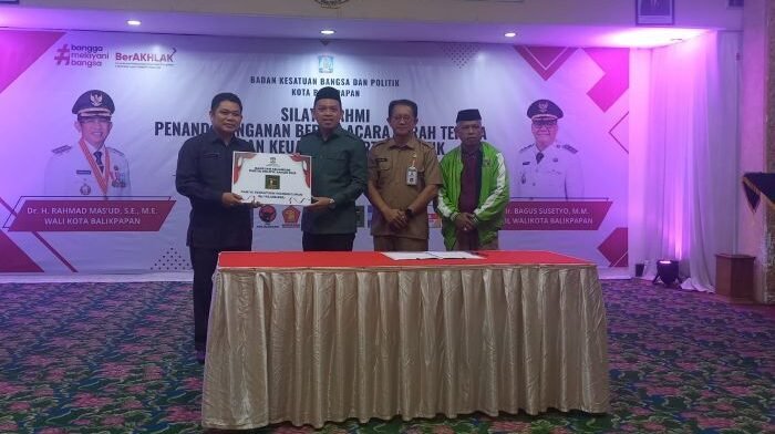 Asisten I Sekretaris Daerah Kota Balikpapan, Zulkifli didampingi Kepala Kesbangpol, Sutadi memberikan secara simbolis bantuan keuangan kepada sembilan partai politik, di Grand Tiga Mustika Hotel Balikpapan, pada Selasa (15/7/2025). Foto: BorneoFlash/Niken Sulastri
