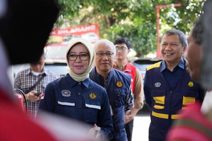 Kepala Badan Pengatur Hilir Minyak dan Gas Bumi (BPH Migas) Erika Retnowati (kiri) dan Anggota Komite BPH Migas Harya Adityawarman (kanan) melakukan kegiatan pemantauan ke stasiun pengisian bahan bakar umum (SPBU) di wilayah Sleman dan Kota Yogyakarta, DIY. Foto: ANTARA/HO-BPH Migas