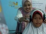 Penggunaan alat bantu dengar seperti head speaker untuk memeriksa kesehatan pendengaran pada seorang anak. Foto: ANTARA/Destyan Sujarwoko/Spt