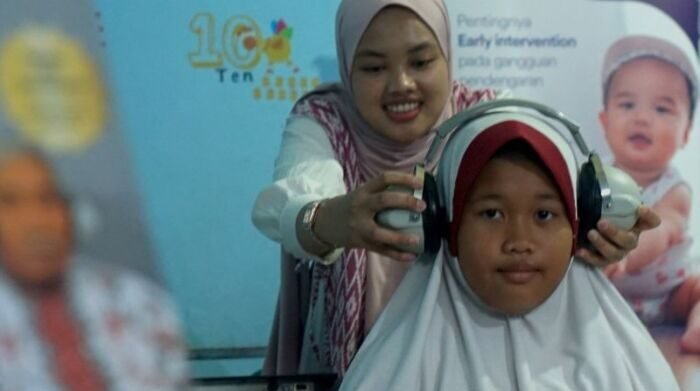 Penggunaan alat bantu dengar seperti head speaker untuk memeriksa kesehatan pendengaran pada seorang anak. Foto: ANTARA/Destyan Sujarwoko/Spt