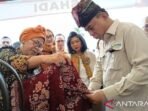 Menteri Koperasi (Menkop) Budi Arie Setiadi saat meninjau stan UMKM peserta KUKM Fest 2025 Provinsi Kepulauan Bangka Belitung, di Pangkalpinang, Selasa (15/7/2025).Foto: ANTARA/Aprionis.