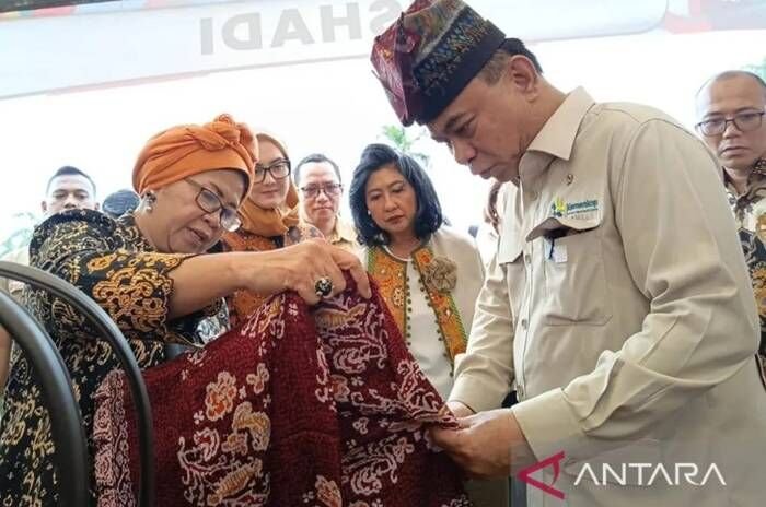 Menteri Koperasi (Menkop) Budi Arie Setiadi saat meninjau stan UMKM peserta KUKM Fest 2025 Provinsi Kepulauan Bangka Belitung, di Pangkalpinang, Selasa (15/7/2025).Foto: ANTARA/Aprionis.