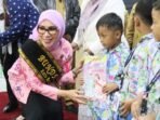 Bunda PAUD Kota Balikpapan, Hj. Nurlena Rahmad Mas'ud saat membuka kegiatan Seminar Pendidikan bersama HMPAUDI Kota Balikpapan, di Balikpapan Sport and Convention Center (BSCC)/DOME, pada hari Senin (21/7/2025). Foto: BorneoFlash/Niken Sulastri