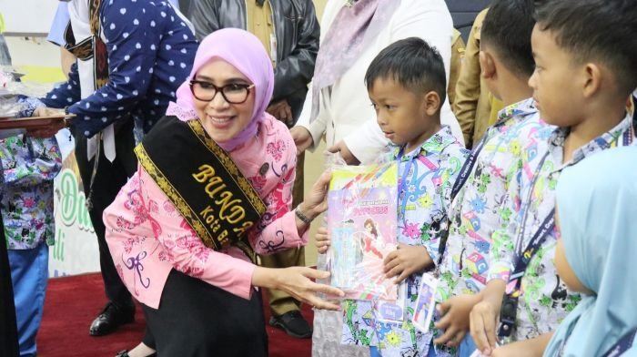 Bunda PAUD Kota Balikpapan, Hj. Nurlena Rahmad Mas'ud saat membuka kegiatan Seminar Pendidikan bersama HMPAUDI Kota Balikpapan, di Balikpapan Sport and Convention Center (BSCC)/DOME, pada hari Senin (21/7/2025). Foto: BorneoFlash/Niken Sulastri