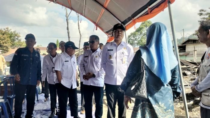 Bupati Paser, dr. Fahmi Fadli, turun langsung ke lokasi kebakaran yang terjadi di Kelurahan Muara, Kecamatan Muara Komam, pada Rabu (16/7/2025). Foto: BorneoFlash/Joe