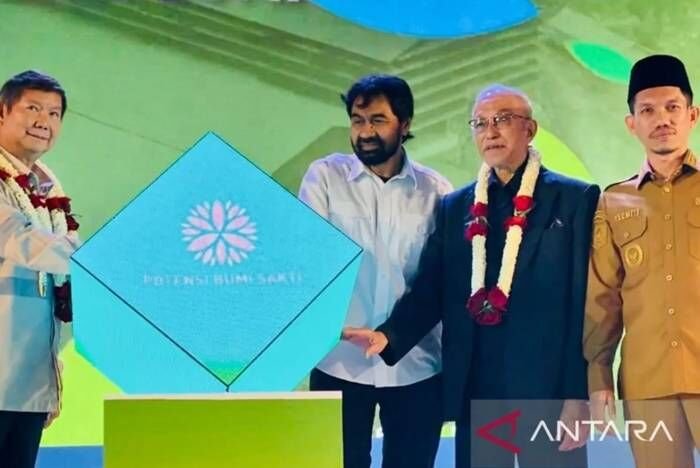 CEO Arsari Group Hashim Djodjohadikusumo bersama Gubernur Aceh Muzakir Manaf, Wali Nanggroe Aceh Malik Mahmud Al Haytar dan Bupati Aceh Barat Tarmizi. Foto: ANTARA/Teuku Dedi Iskandar