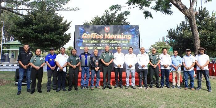 Pangdam VI/Mulawarman Mayjen TNI Rudy Rachmat Nugraha, S.I.P., M.Sc., bersilaturahmi langsung dengan para komunitas otomotif dan insan media dalam acara Coffee Morning yang digelar di Lapangan Sky Box Kodam VI/Mlw, pada Kamis (31/07/2025). Foto: HO/Pendam VI/Mlw