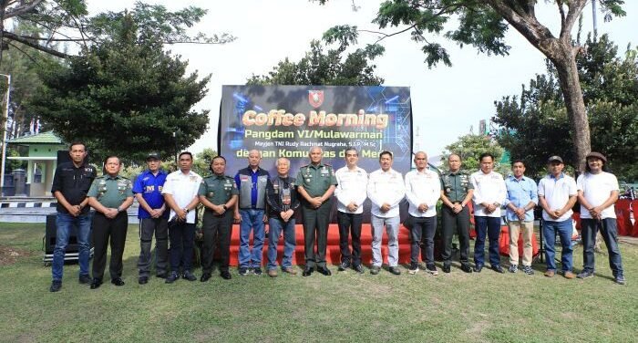 Pangdam VI/Mulawarman Mayjen TNI Rudy Rachmat Nugraha, S.I.P., M.Sc., bersilaturahmi langsung dengan para komunitas otomotif dan insan media dalam acara Coffee Morning yang digelar di Lapangan Sky Box Kodam VI/Mlw, pada Kamis (31/07/2025). Foto: HO/Pendam VI/Mlw
