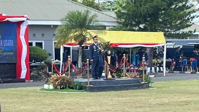 Danlanud Dhomber, Kolonel Pnb Fata Patria Pimpin upacara peringatan ke-78 Hari Bakti TNI Angkatan Udara di Halaman Base Ops Lanud Dhomber, pada Selasa (29/7/2025). Foto: BorneoFlash/Niken Sulastri