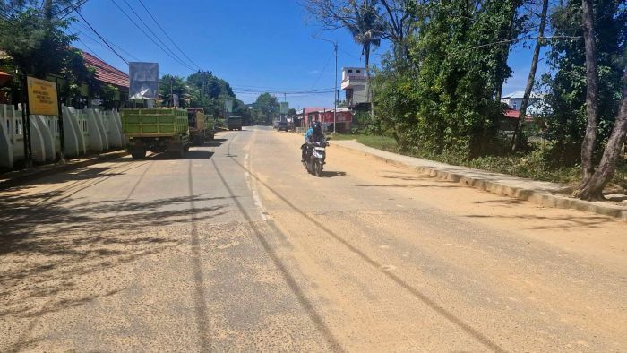 Debu dari tanah kering yang terbawa angin telah mengotori lingkungan akibat aktivitas penimbunan tanah uruk untuk proyek pembangunan jalan tembus di Jalan Kapten Pierre Tendean, Kelurahan Bontang Kuala. Foto: BorneoFlash/Muhammad
