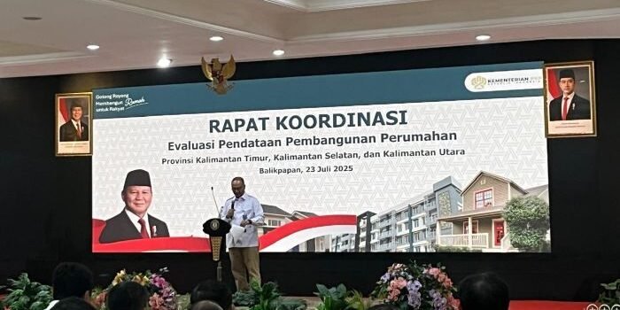 Direktur Jenderal Perumahan Perdesaan Kementerian PKP, Imran membuka Rapat Koordinasi Evaluasi Pendataan Pembangunan Perumahan di Balai Kota Balikpapan, Rabu (23/7/2025). Foto: BorneoFlash/Niken Sulastri
