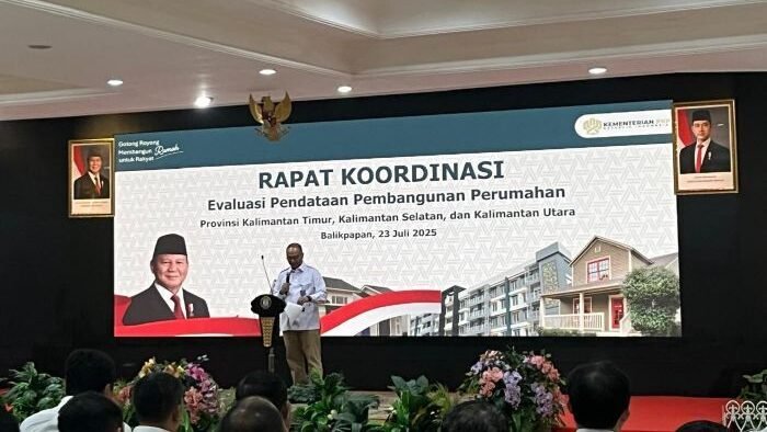 Direktur Jenderal Perumahan Perdesaan Kementerian PKP, Imran membuka Rapat Koordinasi Evaluasi Pendataan Pembangunan Perumahan di Balai Kota Balikpapan, Rabu (23/7/2025). Foto: BorneoFlash/Niken Sulastri