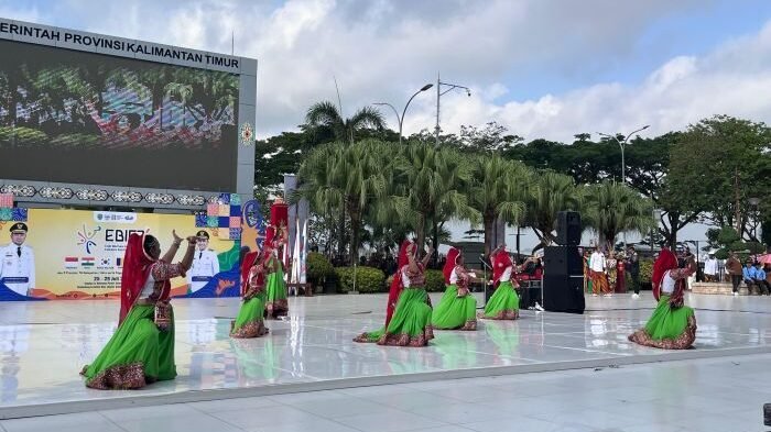 Pelaksanaan Kirab Budaya sebagai bagian dari rangkaian East Borneo International Folklore Festival (EBIFF) 2025 di halaman Kantor Gubernur Kaltim, pada Jumat (25/7/2025). Foto: BorneoFlash/Nur Ainunnisa
