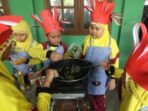 Ilustrasi. Sekumpulan anak-anak pelajar belajar memasak untuk sarapan sebagai Edukasi Gizi anak. Foto: ANTARA/Prasetia Fauzani/rwa
