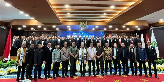 Foto bersama Setelah Pelantikan PERADI SAI Kaltim yang berlangsung di Ruang Ruhui Rahayu, Kantor Gubernur Kalimantan Timur. pada Sabtu (5/7/2025). Foto: BorneoFlash/Nur Ainunnisa