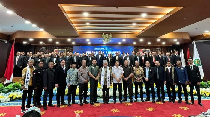 Foto bersama Setelah Pelantikan PERADI SAI Kaltim yang berlangsung di Ruang Ruhui Rahayu, Kantor Gubernur Kalimantan Timur. pada Sabtu (5/7/2025). Foto: BorneoFlash/Nur Ainunnisa