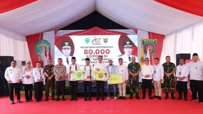 Foto bersama saat Launching Koperasi Merah Putih desa dan kelurahan untuk wilayah Kaltim, pada Senin (21/7/2025). Foto: BorneoFlash/Nur Ainunnisa