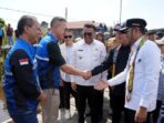 General Manager PHM, Setyo Sapto Edi saat bertemu dengan Menteri Lingkungan Hidup dan Kehutanan Republik Indonesia, Hanif Faisol Nurofiq, di Desa Pela, Kecamatan Kota Bangun pada Kamis (3/7/2025). Foto: HO/PHM