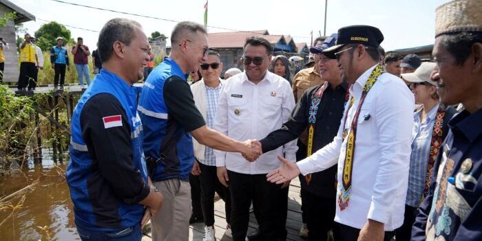 General Manager PHM, Setyo Sapto Edi saat bertemu dengan Menteri Lingkungan Hidup dan Kehutanan Republik Indonesia, Hanif Faisol Nurofiq, di Desa Pela, Kecamatan Kota Bangun pada Kamis (3/7/2025). Foto: HO/PHM