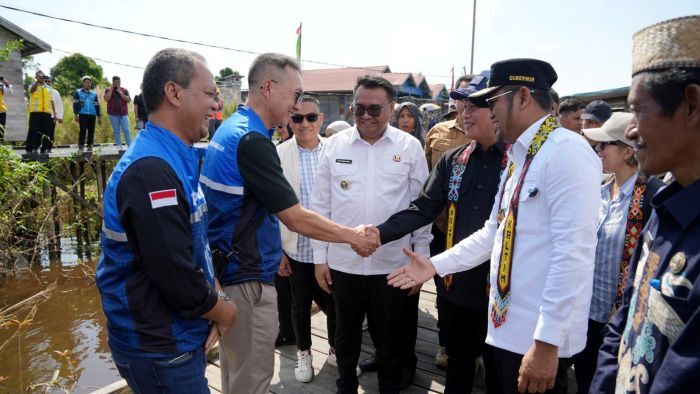 General Manager PHM, Setyo Sapto Edi saat bertemu dengan Menteri Lingkungan Hidup dan Kehutanan Republik Indonesia, Hanif Faisol Nurofiq, di Desa Pela, Kecamatan Kota Bangun pada Kamis (3/7/2025). Foto: HO/PHM