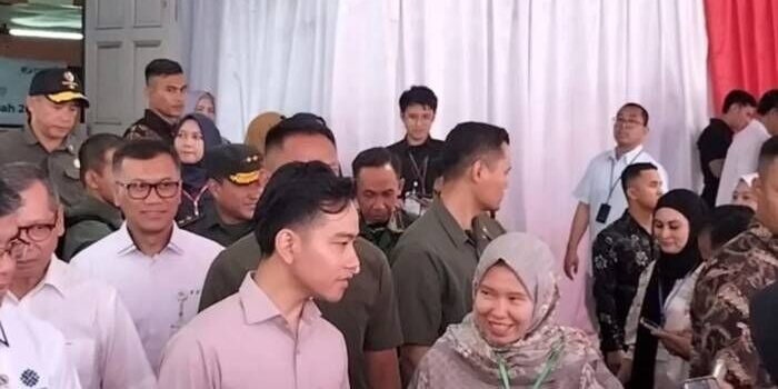 Wakil Presiden RI Gibran Rakabuming Raka saat melakukan kunjungan dan memantau penyaluran dana BSU BPJS Ketenagakerjaan 2025 di Padang, Sumatra Barat (Sumbar) pada Rabu (30/7/2025). FOTO: ANTARA/Fathul Abdi.