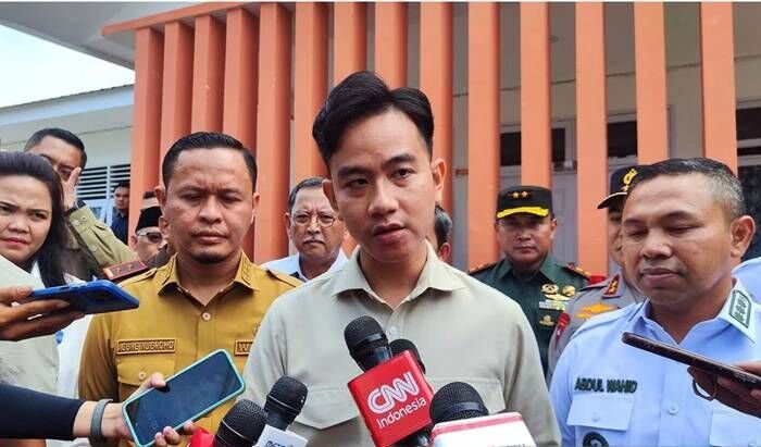Wakil Presiden Gibran Rakabuming Raka memberikan keterangan media di Sekolah Rakyat Menengah Pertama 3 Pekanbaru Sentra Abiseka, Pekanbaru, Riau, Senin (28/7/2025). FOTO: ANTARA/Mentari Dwi Gayati/pri.