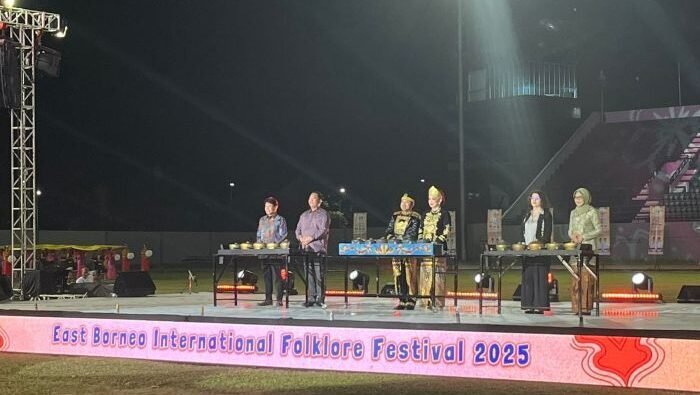 Gubernur Kaltim, Rudy Mas'ud saat membuka EBIFF 2025 di Gelora Kadrie Oening, Samarinda, pada Jumat malam (25/7/2025). Foto: BorneoFlash/Nur Ainunnisa