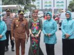Gubernur Kaltim, bersama Ketua umum TP PKK dan Ketua TP PKK Kaltim, saat akan membuka festival umkm dan cek kesehatan gratis. Foto: BorneoFlash/Nur Ainunnisa