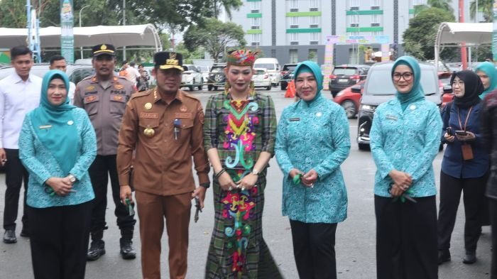 Gubernur Kaltim, bersama Ketua umum TP PKK dan Ketua TP PKK Kaltim, saat akan membuka festival umkm dan cek kesehatan gratis. Foto: BorneoFlash/Nur Ainunnisa