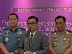 Gubernur Lemhannas Ace Hasan Syadzily (tengah) menjawab pertanyaan pers di Kantor Lemhannas, Jakarta, Selasa (29/7/2025). FOTO: ANTARA/Fath Putra Mulya