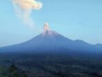 Gunung Semeru erupsi dengan tinggi letusan hingga 1.000 meter di atas puncak pada Rabu (23/7/2025) pagi.FOTO : ANTARA/HO-PVMBG