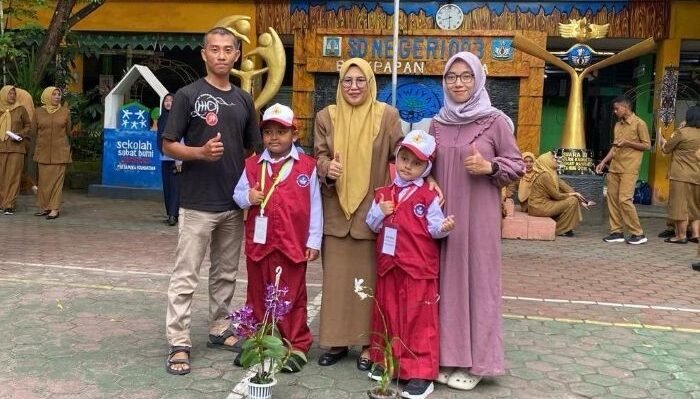 Guru dan Orang Tua Murid kelas I SDN 003 Balikpapan Kota, di halaman sekolah pada Senin (14/7/2025). Foto: BorneoFlash/Niken Sulastri