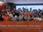 Ketua KPAI Ai Maryati berfoto bersama para anak, peserta dialog yang digelar Wahana Visi Indonesia (WVI) di Jakarta, Kamis (10/7/2025). Foto: ANTARA/Tri Meilani Ameliya.
