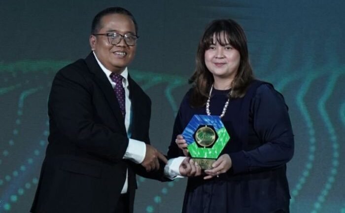 Head Sustainability XLSMART, Ratu Maulia Omaya menerima penghargaan yang diraih XLSMART untuk Kategori Infrastruktur Kelistrikan dan Telekomunikasi di ajang IDX Channel Anugerah ESG 2025 (4/7/2025). Foto: HO/XLSMART