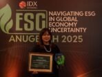Head Sustainability XLSMART, Ratu Maulia Omaya menerima penghargaan yang diraih XLSMART untuk Kategori Infrastruktur Kelistrikan dan Telekomunikasi di ajang IDX Channel Anugerah ESG 2025 (4/7/2025). Foto: HO/XLSMART
