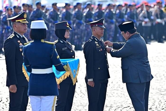 Presiden Prabowo Subianto menganugerahkan Tanda Kehormatan kepada jajaran Kepolisian Negara Republik Indonesia dalam Upacara Peringatan ke-79 Hari Bhayangkara yang digelar di Monumen Nasional (Monas), Jakarta, pada Selasa (01/07/2025). Foto: setneg.go.id Presiden Prabowo Subianto menganugerahkan Tanda Kehormatan kepada jajaran Kepolisian Negara Republik Indonesia dalam Upacara Peringatan ke-79 Hari Bhayangkara yang digelar di Monumen Nasional (Monas), Jakarta, pada Selasa (01/07/2025). Foto: setneg.go.id