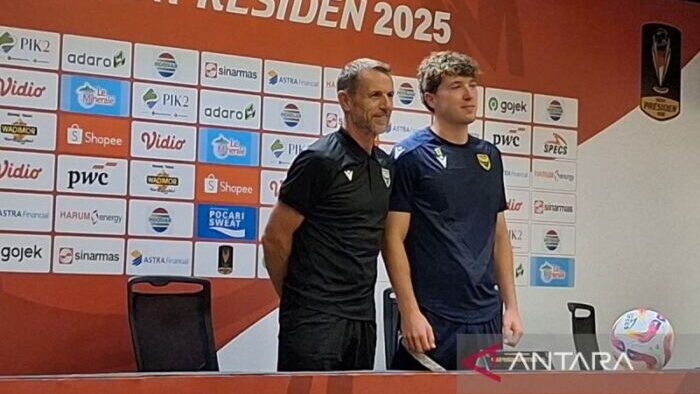 Ole Romeny dan Gary Rowett (Pelatih Oxford) saat konferensi pers menjelang Piala Presiden 2025 di UGBK (5/7/25). Foto: ANTARA/Fajar Satriyo