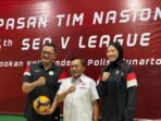 Ketua Umum PBVSI Imam Sudjarwo (tengah), didampingi pelatih timnas voli putri Octavian (kiri) dan kapten tim Megawati Hangestri (kanan), menghadiri acara pelepasan tim voli putri Indonesia yang akan berlaga di SEA Women's V League 2025. Kegiatan ini berlangsung di Padepokan Bola Voli Jenderal Kunarto, Sentul, Bogor, pada Selasa (29/07/2025). ANTARA/Fajar Satriyo