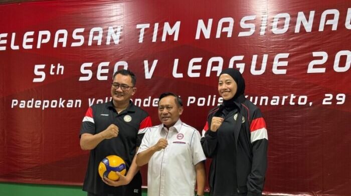 Ketua Umum PBVSI Imam Sudjarwo (tengah), didampingi pelatih timnas voli putri Octavian (kiri) dan kapten tim Megawati Hangestri (kanan), menghadiri acara pelepasan tim voli putri Indonesia yang akan berlaga di SEA Women's V League 2025. Kegiatan ini berlangsung di Padepokan Bola Voli Jenderal Kunarto, Sentul, Bogor, pada Selasa (29/07/2025). ANTARA/Fajar Satriyo