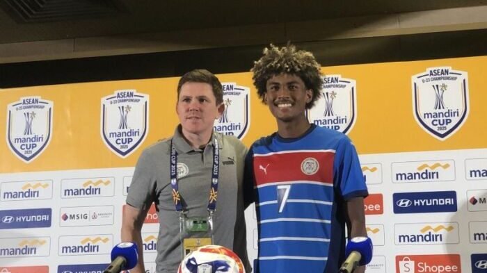 Garrath McPherson, pelatih timnas U-23 Filipina dan Out Abang Banatao saat menghadiri jumpa pers setelah laga melawan Malaysia dengan kemenangan 2-0 pada laga pertama Grup A ASEAN U-23 Championship 2025 di SUGBK (15/7/2025). Foto: ANTARA/Zaro Ezza Syachniar