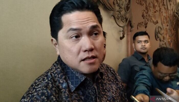 Erick Thohir, Ketua Umum PSSI melakukan interaksi dengan wartawan saat menghadiri pengundian Piala AFF U-23. Foto: ANTARA/Dewa Ketut Sudiarta Wiguna