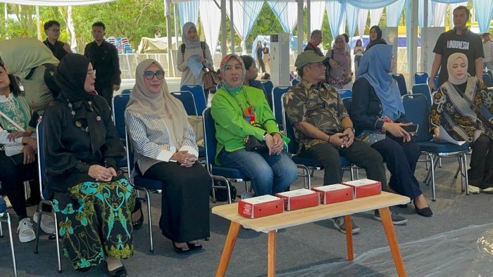 Istri Menteri Dalam Negeri, Tri Suswati Tito Karnavian, Ketua Dekranasda Balikpapan, Hj. Nurlena Rahmad Mas'ud dan Istri Wakil Wali Kota Balikpapan, Hj. Siti Bagus Susetyo meninjau kesiapan lokasi perayaan puncak HUT ke-45 Dekranas di BSCC/Dome Balikpapan, pada Minggu (6/7/2025). Foto: BorneoFlash/Niken Sulastri