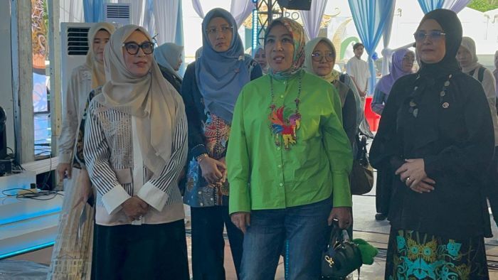 Istri Menteri Dalam Negeri, Tri Suswati Tito Karnavian,  Ketua Dekranasda Balikpapan, Hj. Nurlena Rahmad Mas'ud dan Istri Wakil Wali Kota Balikpapan, Hj. Siti Bagus Susetyo meninjau kesiapan lokasi perayaan puncak HUT ke-45 Dekranas di BSCC/Dome Balikpapan, pada Minggu (6/7/2025). Foto: BorneoFlash/Niken Sulastri