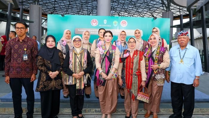 Istri Wakil Presiden RI sekaligus Pelindung Tim Penggerak PKK Nasional, Selvi Ananda Gibran Rakabuming, bersama para Ibu Seruni Kabinet Merah Putih mengunjungi Kepala Otorita IKN, di Kantor Kemenko 3, Nusantara pada Rabu sore, 9 Juli 2025. Foto: HO/Humas Otorita IKN